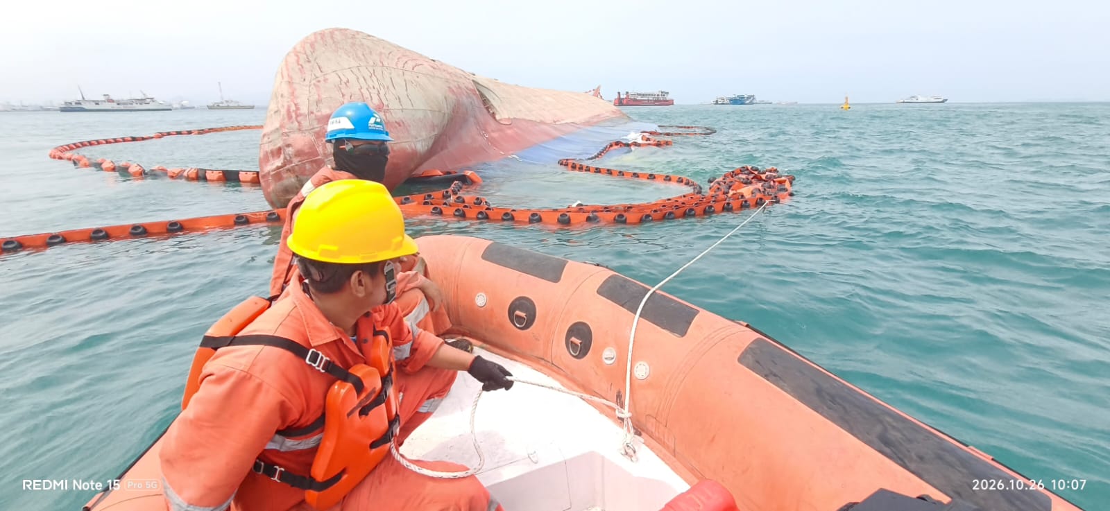Buoy Penanda Bahaya Kerangka Kapal dan Oil Boom Terpasang di Lokasi KMP Batumandi, ASDP Perkuat Penanganan Pascainsiden